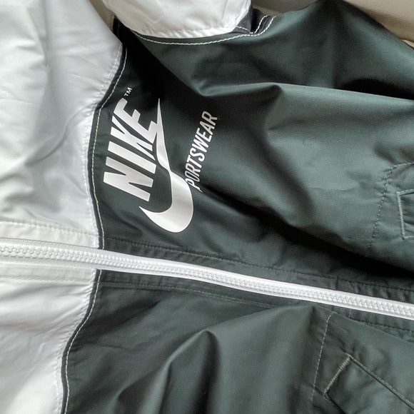 Women’s Nike Windbreaker - Picture 3 of 4
